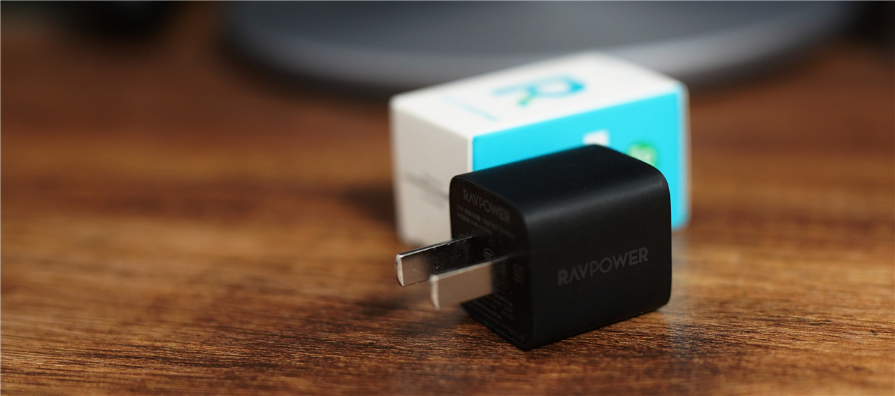 RAVPower 20W快速充电头便携小巧智能设备全兼容