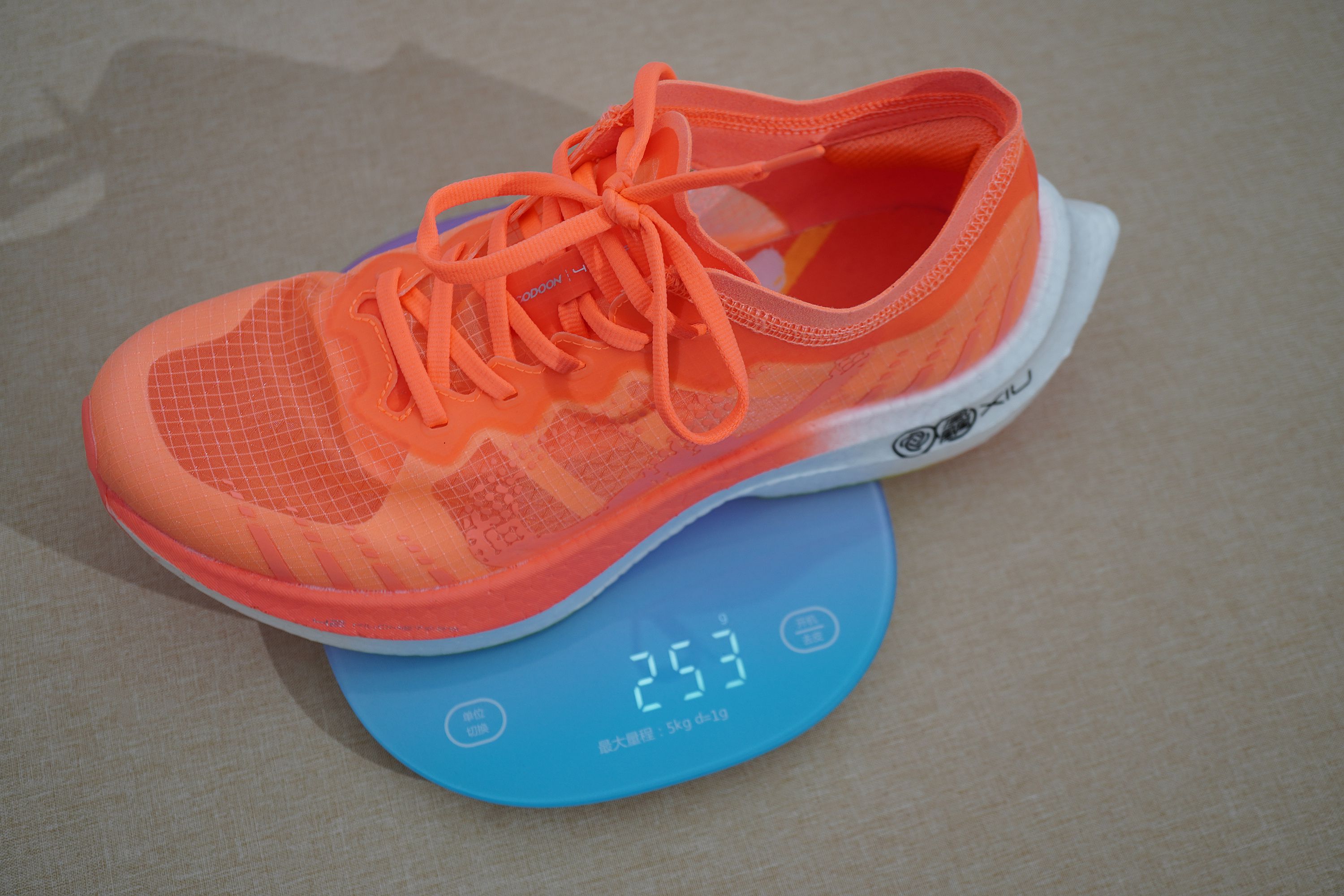 国产碳板新成员入列——咕咚智能跑鞋42K.造风者RUN全掌碳板跑鞋