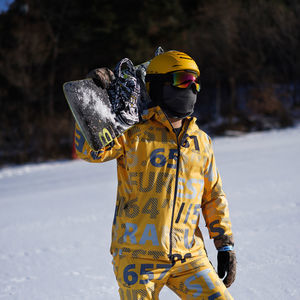 冬日雪场里的一抹亮色--狼爪40周年冠军联名款滑雪服