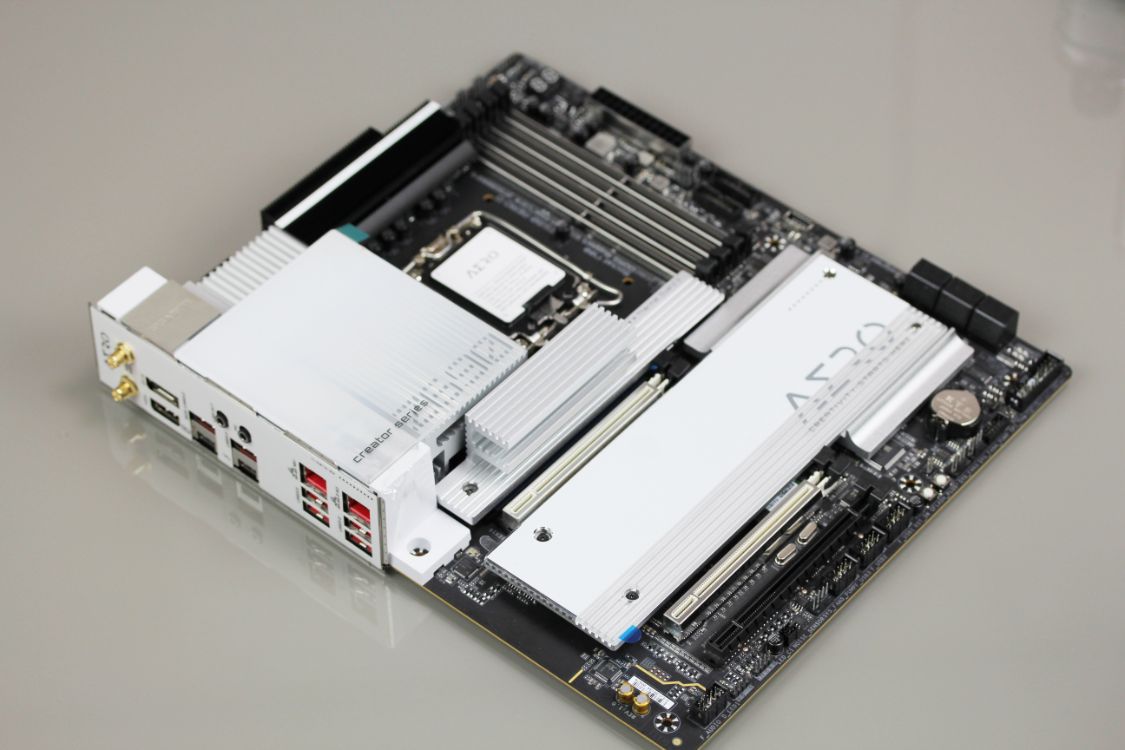 Z690 AERO G GIGABYTEマザーボード 新品未開封 販売一掃 fabiolandert.com