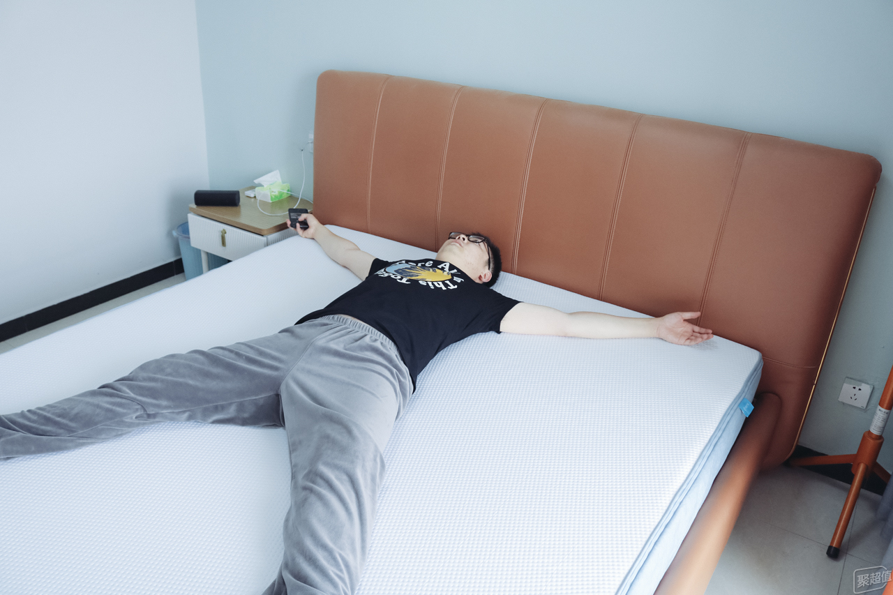 一张床两面睡 满足不同睡感 开启静夜模式——网易严选云舒弹簧床垫