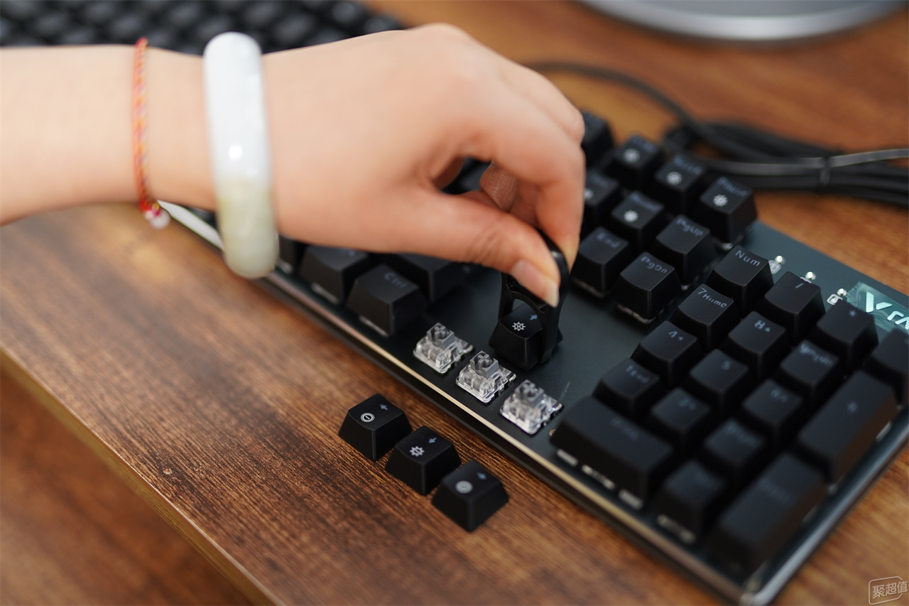 拥有防水功能的雷柏V520RGB合金版背光机械游戏键盘使用体验