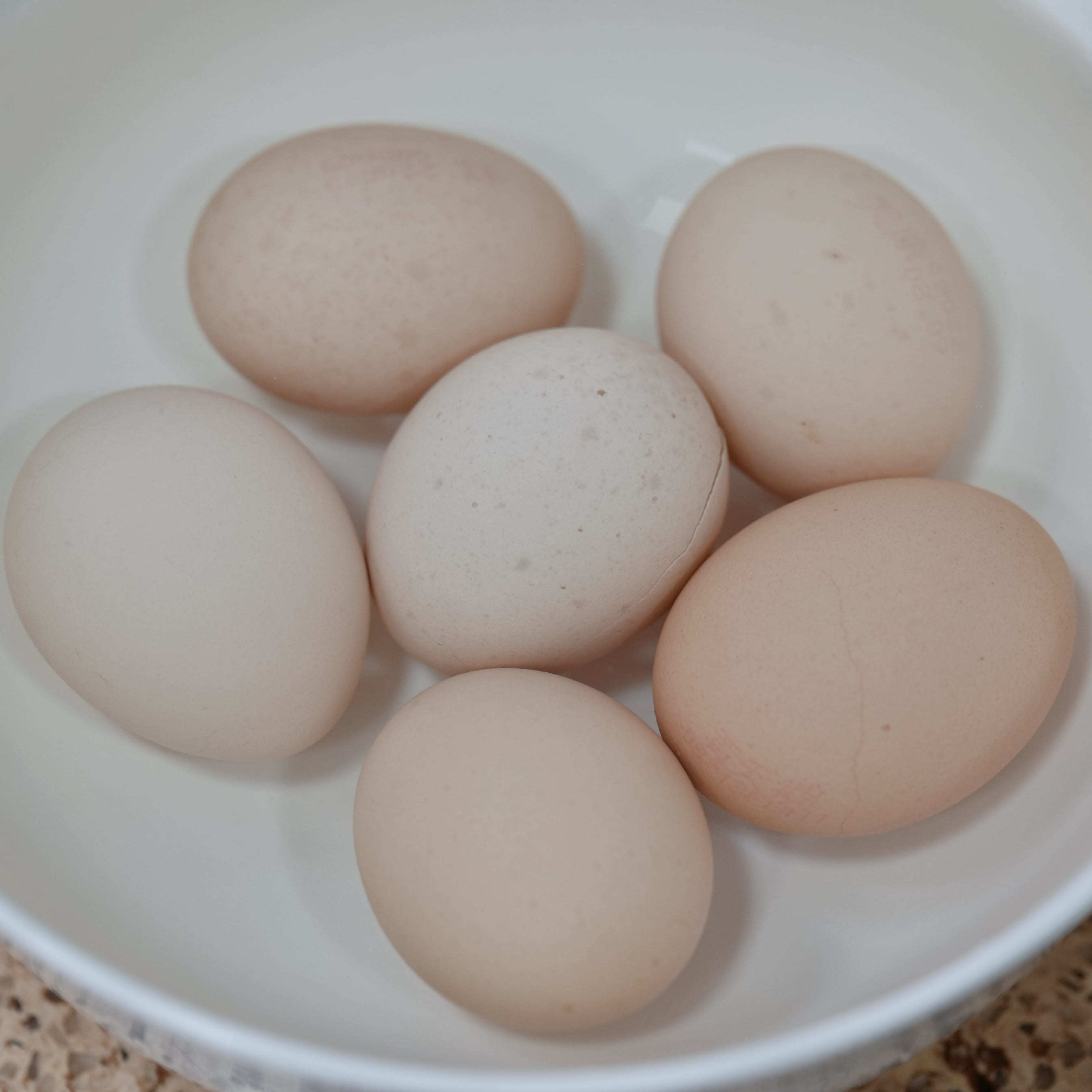 蛋黄为什么会散？蛋清为什么水化？6款鸡蛋横评告诉你答案