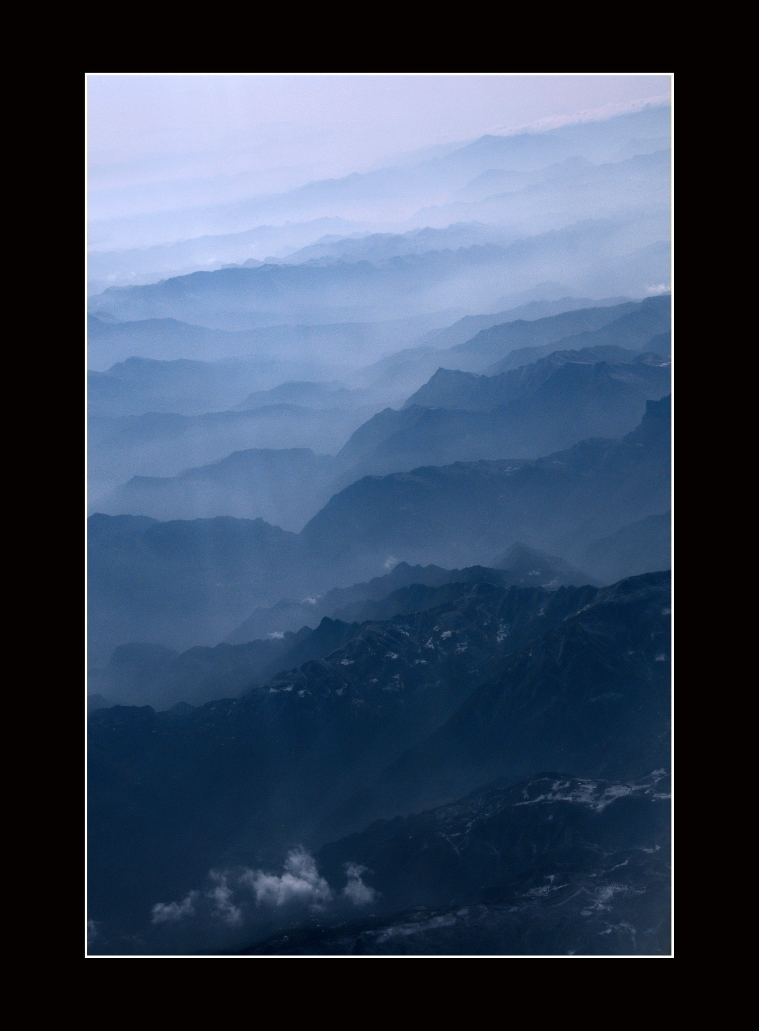 山在雲霧飄渺中