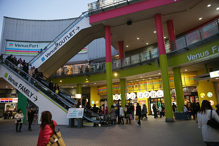  SHOPPING MALL