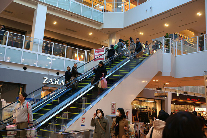  SHOPPING MALL