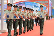 第六届中国国际徽商大会上的武警战士走在军规里！