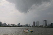 半湖艳阳，半湖骤雨！