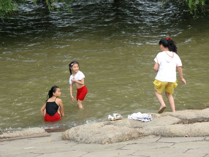 柬埔寨娃戏水 小女孩图片