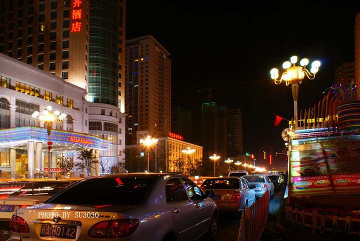 乌鲁木齐夜景 街拍图片