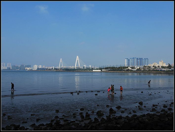 世紀大橋位於海南的海口市龍昆北路向北延長線上,主橋跨越海甸河,南端