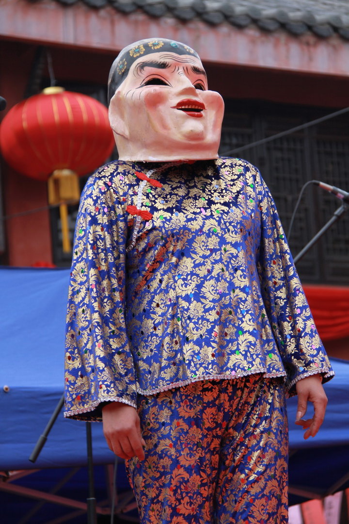 城隍庙里的新春文化庙会好笑人的大头娃娃