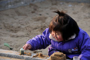 玩沙子的小姑娘