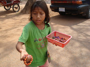 卖饰品的柬埔寨小姑娘