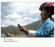 泸沽湖上的女人