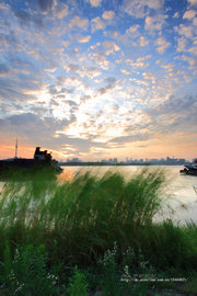 武汉江滩-和谐与对立
