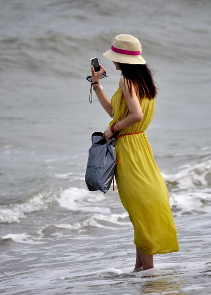 沙滩美女 手机壁纸图片
