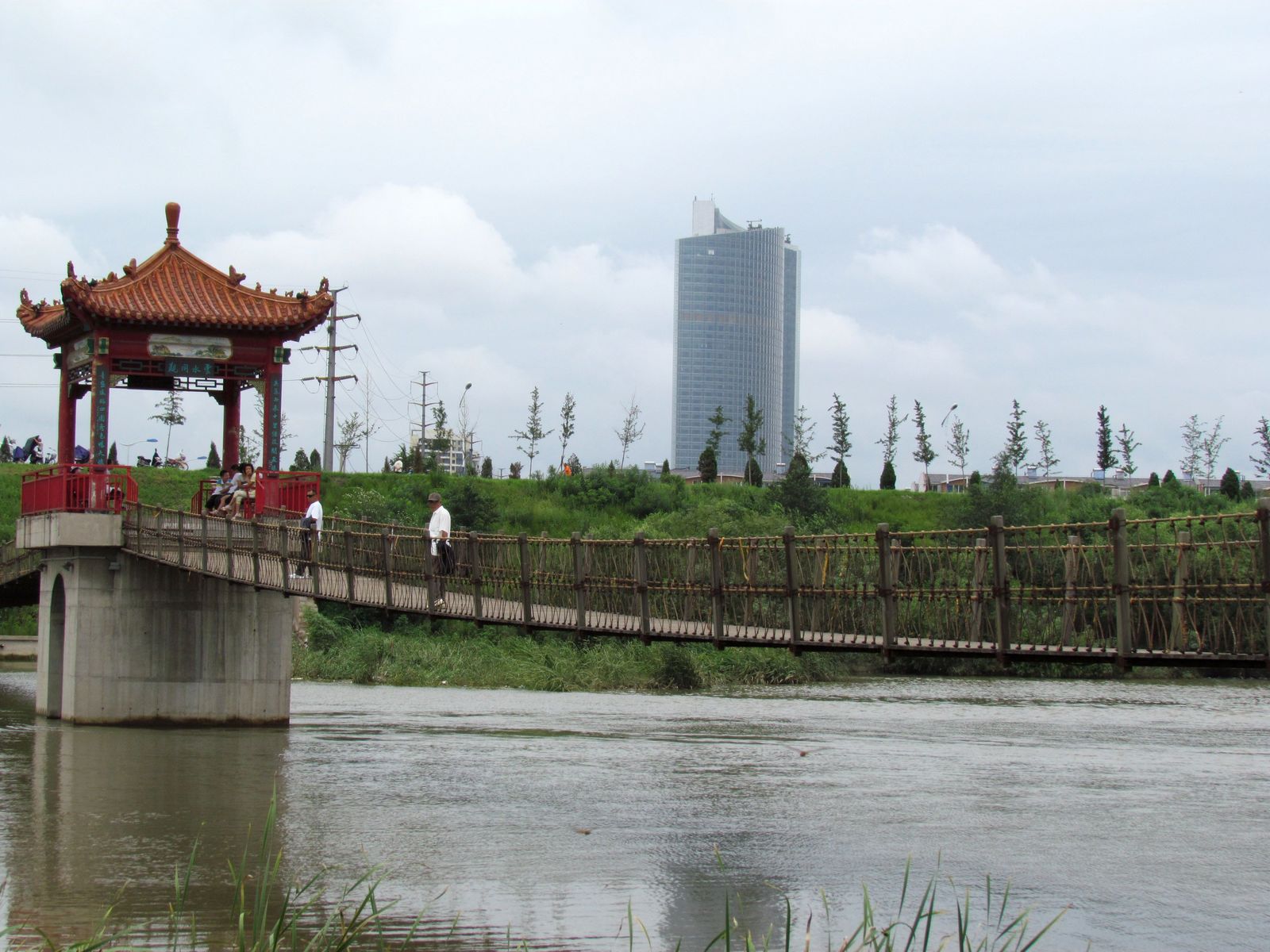 “共建清洁美丽世界”——锦州万名志愿者清洁母亲河