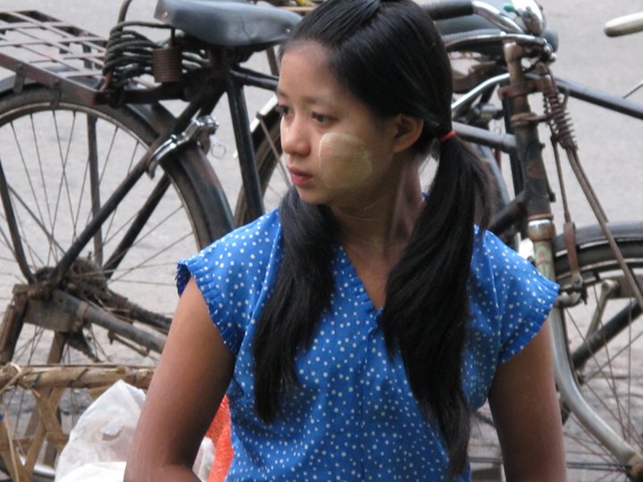 【仰光街边卖菜的小姑娘摄影图片】缅甸纪实摄影