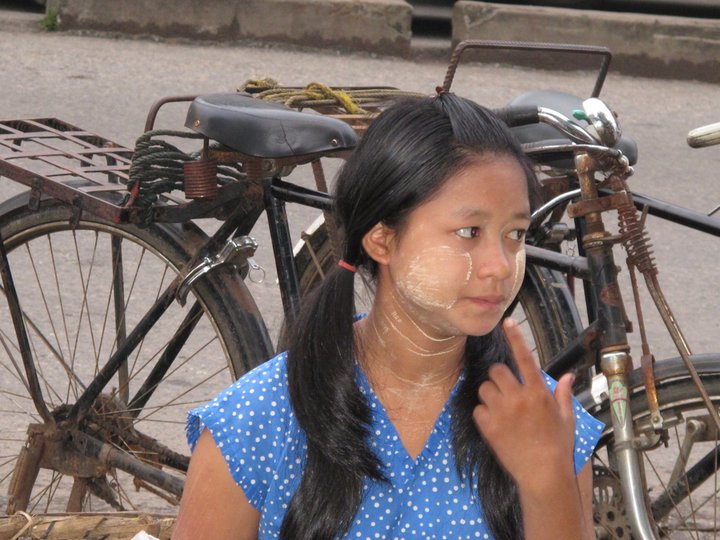 【仰光街边卖菜的小姑娘摄影图片】缅甸纪实摄影