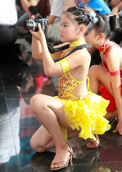 跳拉丁舞的漂亮小女孩图片