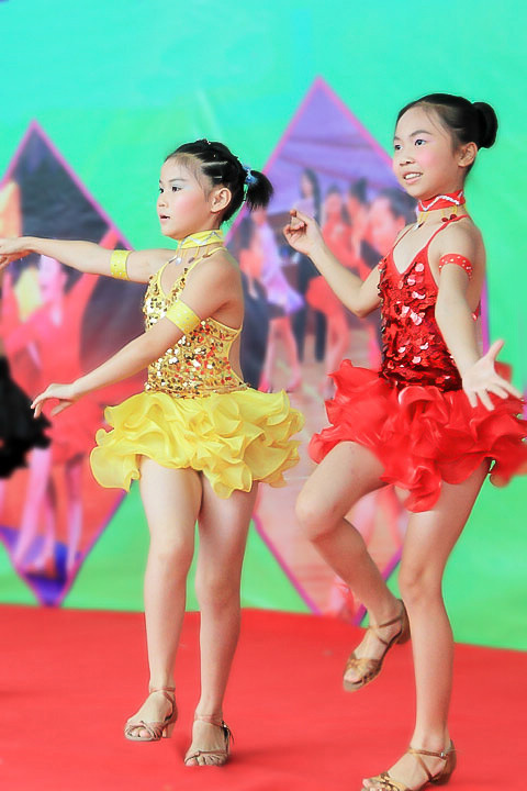 16小女孩跳拉丁舞图片