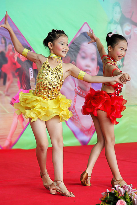 跳拉丁舞的小女孩赤身图片