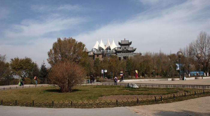 作品簡介 西寧市南山公園,位於西寧南邊城南區的南山,南山海拔2419米