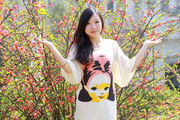 清纯雅倩----在落花似雪的杏花公园里！