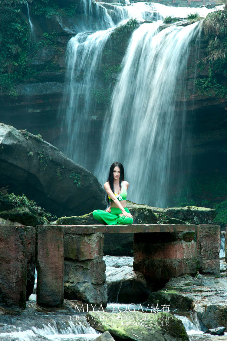 瑜伽女神母其弥雅的瀑布瑜伽