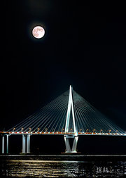 月光下的大桥
