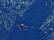 阿迪力矮寨高空走钢丝