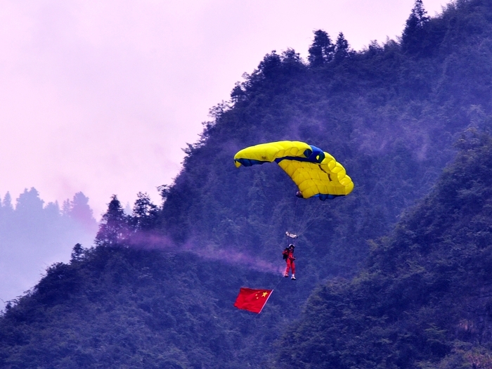 【矮寨大桥低空跳伞摄影图片】湘西吉首矮寨镇纪实摄影