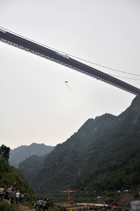 【矮寨大桥低空跳伞摄影图片】湘西吉首矮寨镇纪实摄影