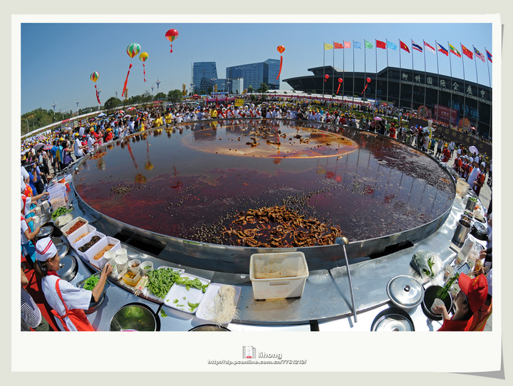 柳州水上狂欢节之万人品尝螺蛳粉