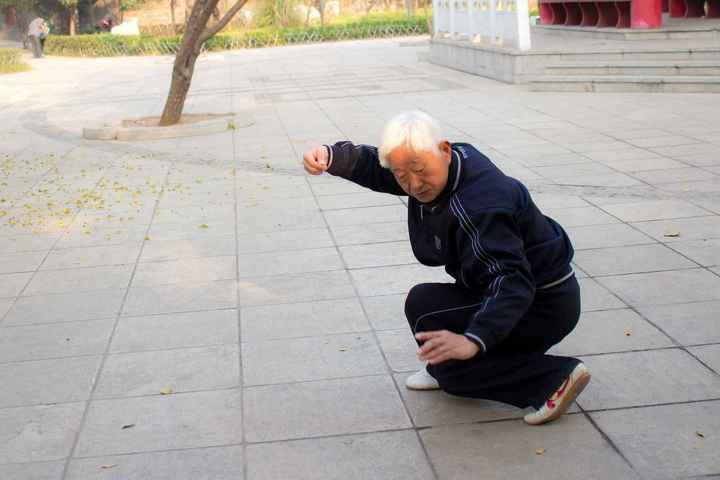 夕阳老伯 宝刀不老图片