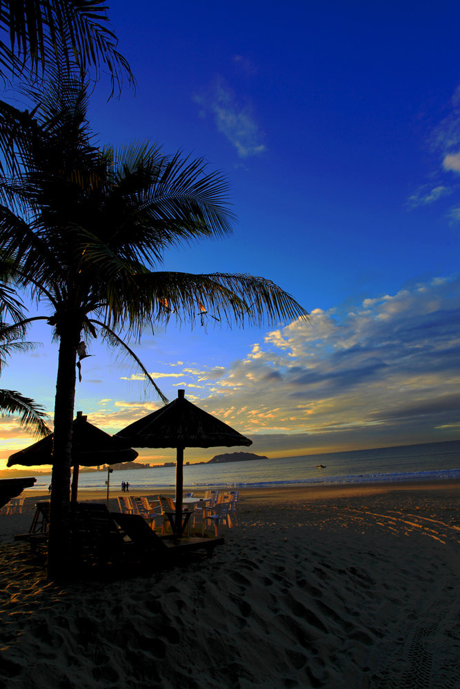 【晨光、沙滩、椰子树美丽的三亚湾摄影图片】三亚湾风光