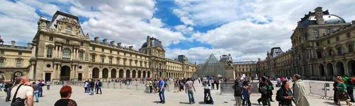 ¬ Louvre Museum