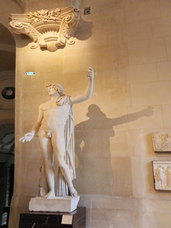 ¬ Louvre Museum