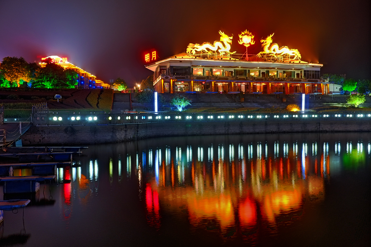 岳阳南湖广场夜景图片