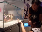 我的女儿2012年暑假在北京中国美术馆参观