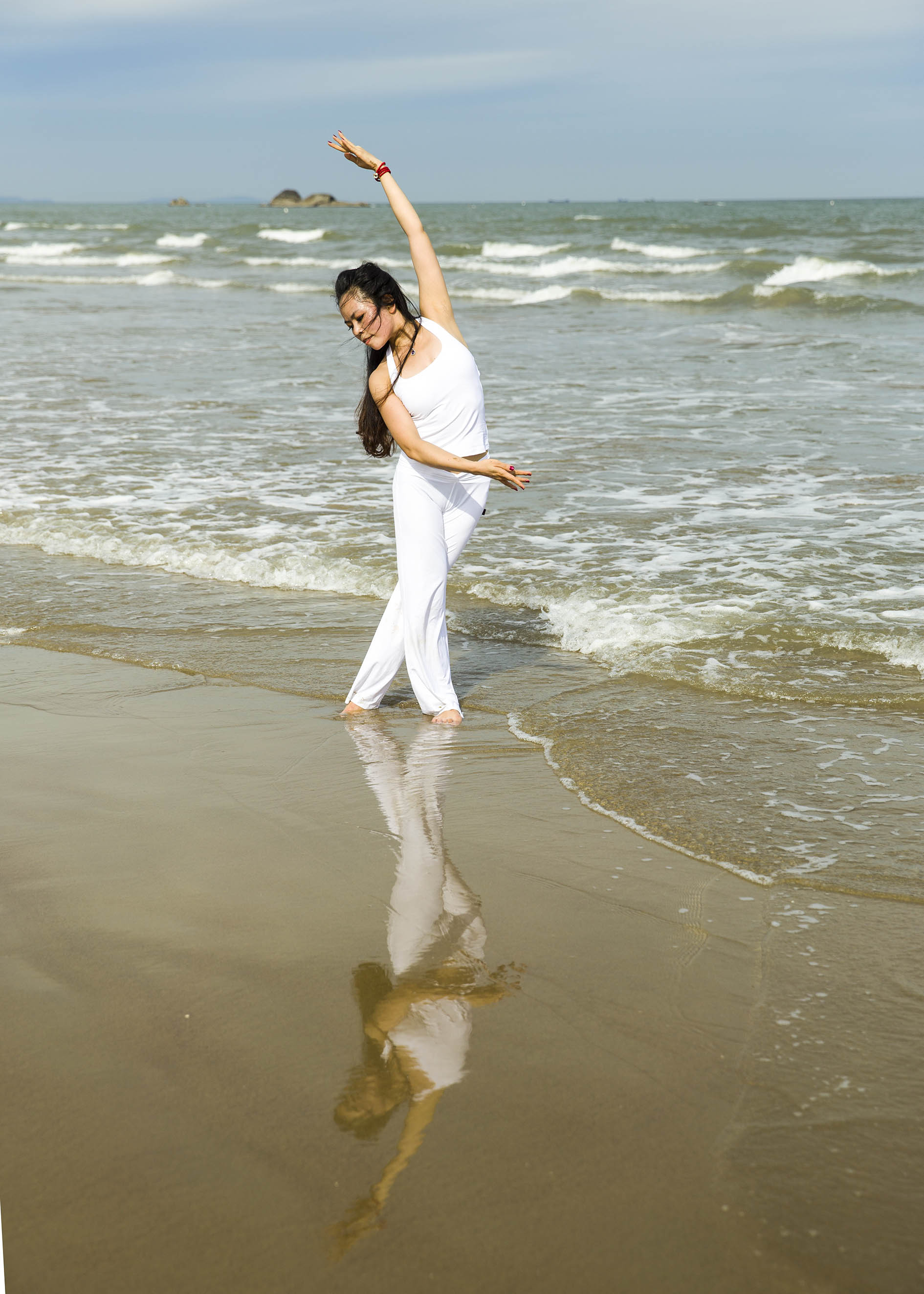高清海边做瑜伽的美女摄影图片