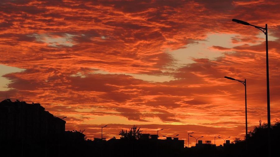 滿天紅霞