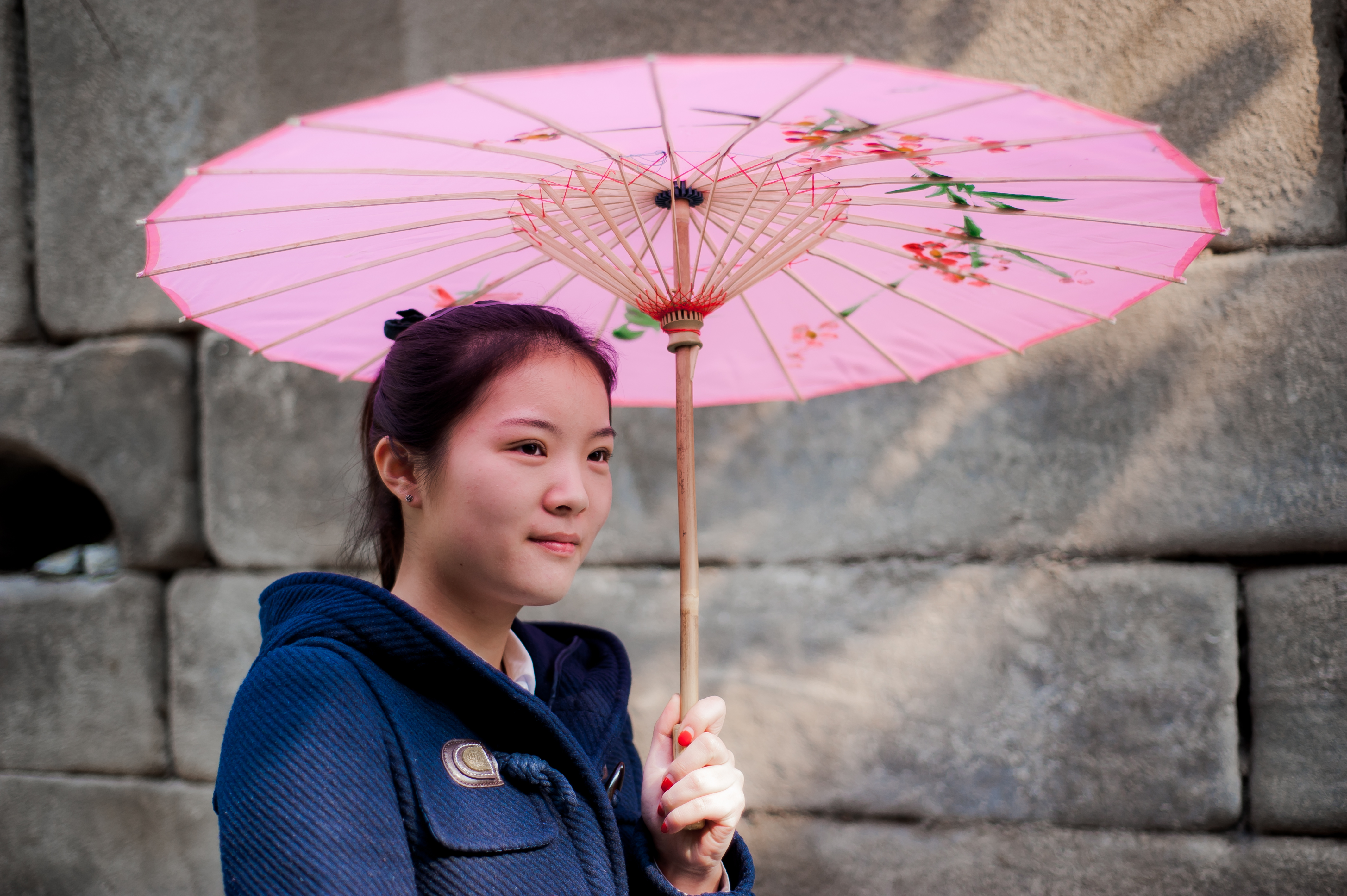 打粉红色伞的少女