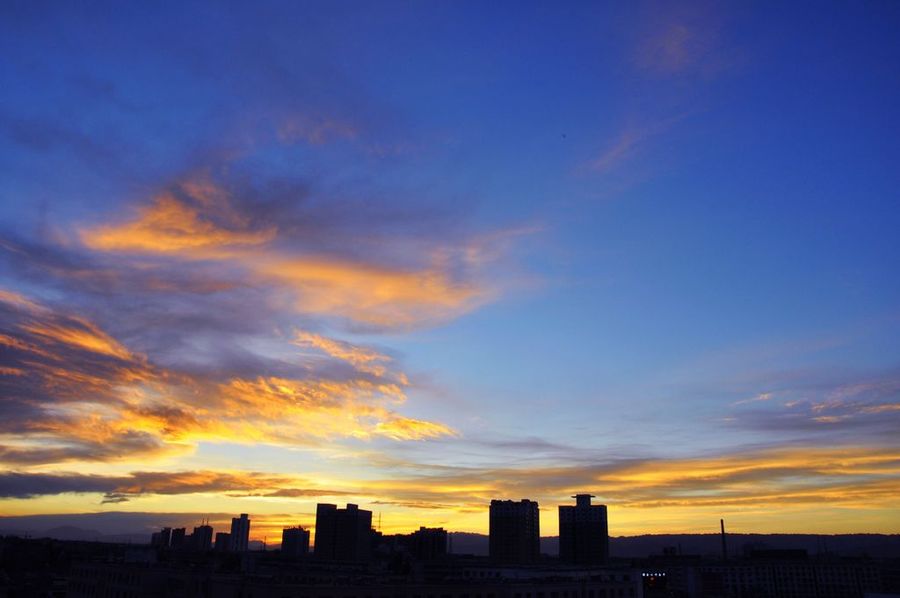 城市上空的火燒雲