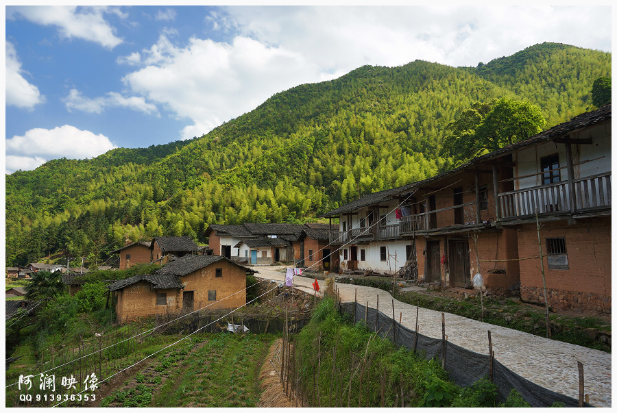 初访深坑村