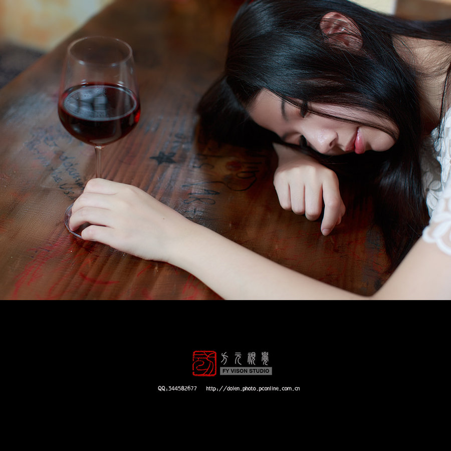 女人喝红酒图片唯美图片