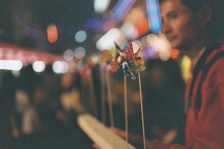 껨