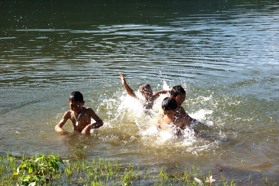 村童戏水4图片
