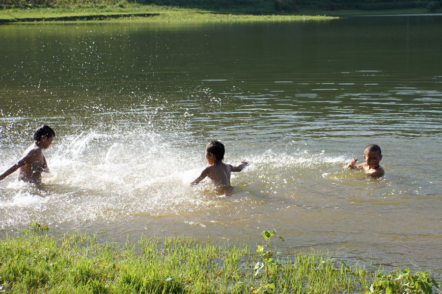 农村孩童河边戏水纳凉图片